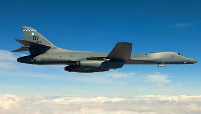 美国边说谈判边派航母,委内瑞拉76人丧生,马杜罗:百年最大威胁