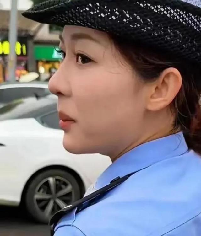 北京一女交警撞脸杨紫，相似度惊人，网友：这是北京分紫！