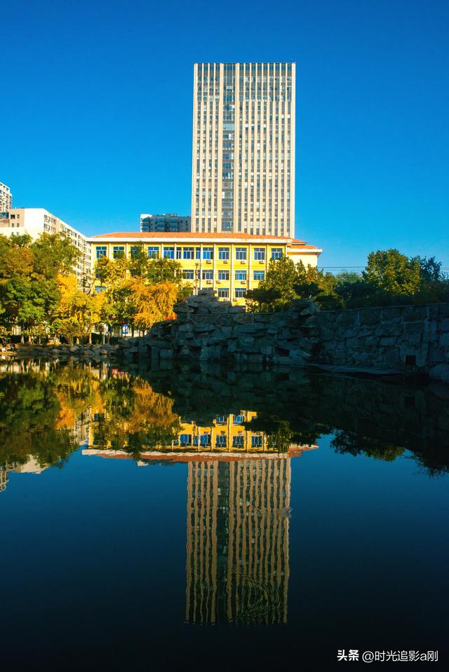 老楼与新厦，共枕一湖秋光！