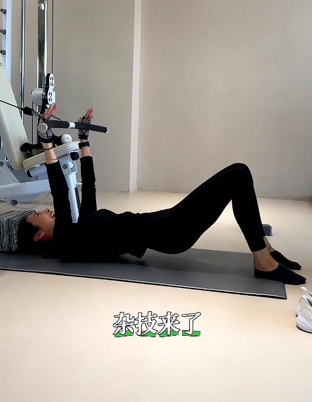 李纯婚后放纵开始还债了，健身累到大腿颤抖，带上北京爷们一起练