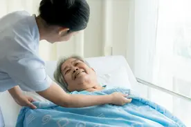 奶奶重病住院母亲一人在跟前照顾，奶奶刚出院，叔叔和姑姑就来了图片