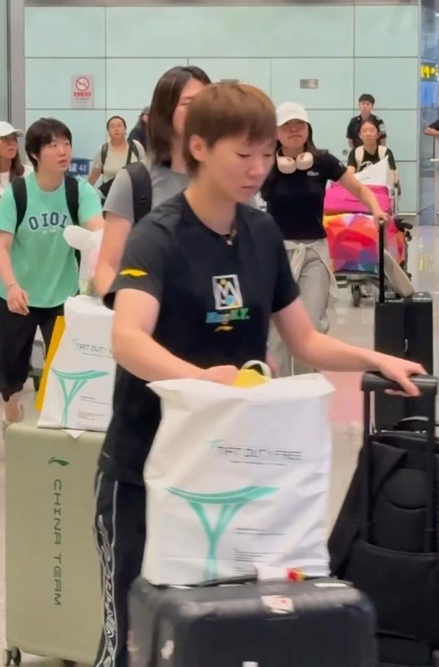 国乒暴雨天落地北京，王楚钦王曼昱等待拿行李。两天后出发瑞典！