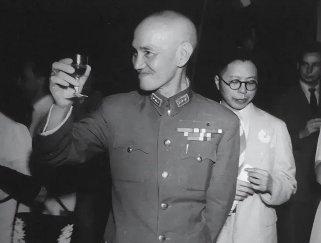 1955年蒋介石指着十大元帅名单，对夫人苦笑：这个人太厉害了！