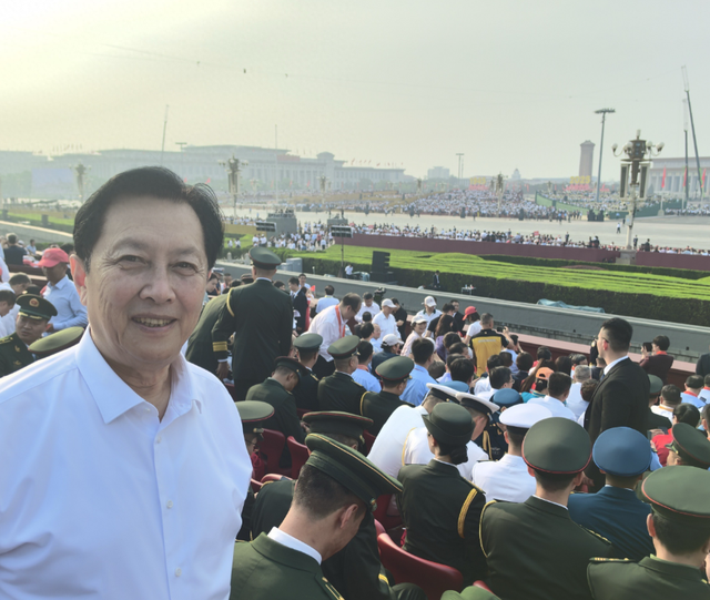 唐国强现场观看阅兵，观礼台上笑容满面，评论区恶心的一幕出现了