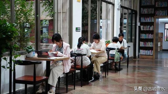 “文化纳凉” 建水图博两馆人气旺