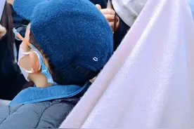 赵丽颖罕晒儿子近照，母子俩一起看烟花，5岁想想已经戴眼镜了图片