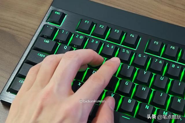 轻薄矮轴，指尖狂飙：雷蛇黑寡妇蜘蛛V4矮轴竞技极速版体验