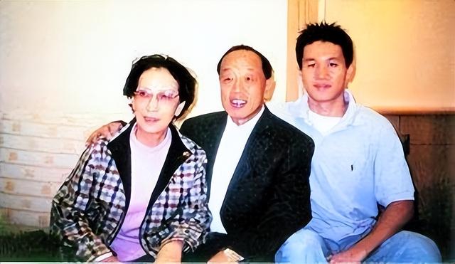 他是前外交部部长之子，娶了阎维文女儿，却选择独自创业自力更生