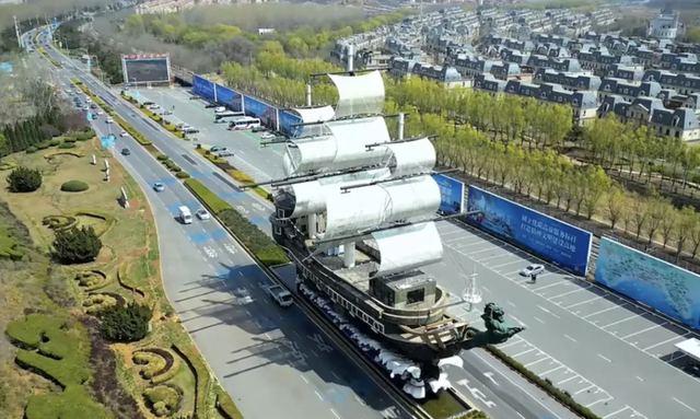 巨船霸路！56米“黑珍珠号”惊现大连街头，谁干的？