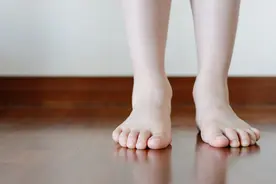 提醒：双脚一旦出现7种异常，要早点去医院，拖久了或会疾病缠身图片