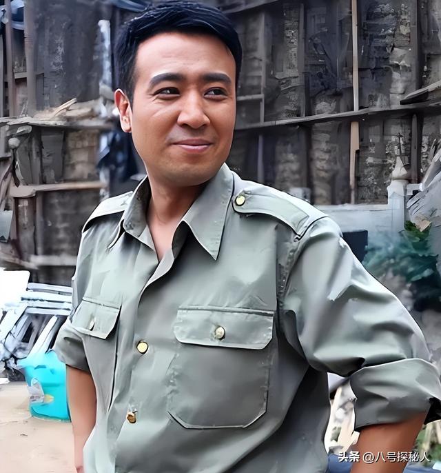 3岁丧父，吃姐姐奶水长大，成名后为8个哥姐买房，如今成全家骄傲
