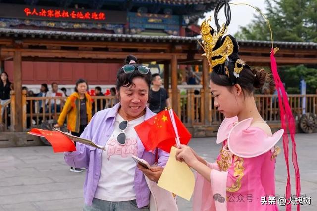 国庆长假首日，洪洞大槐树 “红” 透了！