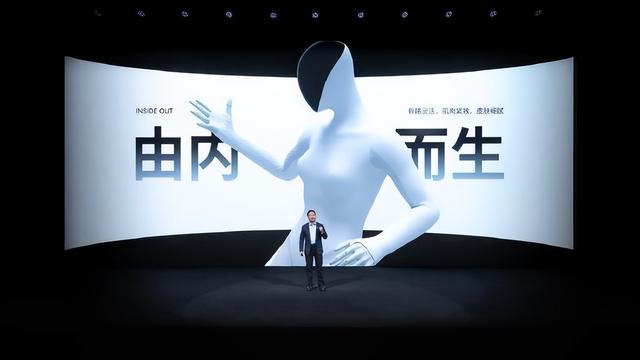 小鹏新一代人形机器人亮相：女性形态，计划明年4月量产