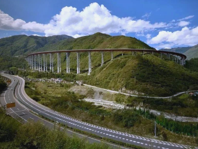 线路越直越省钱，为何美国是直的，我国高速却基本是弯的？