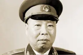 当年的参谋长和参谋处长，18年后参谋长是中将，参谋处长成为上将图片