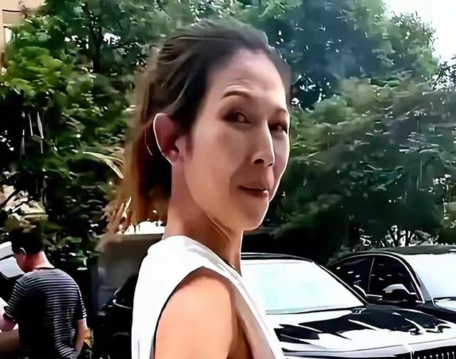 52岁蔡少芬现状让人心酸	，脸垮不平，又瘦又老，一代女神也落寞了