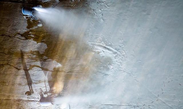 银川：迎接冰雪季 夜间造雪忙