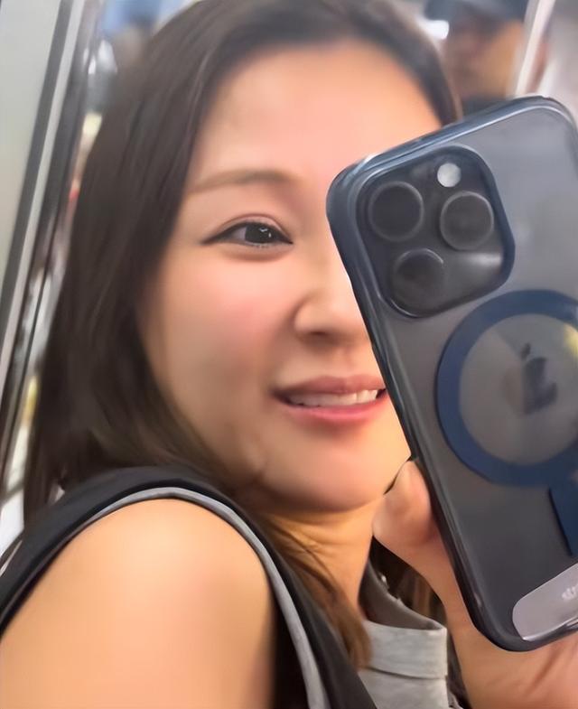 江苏女孩出国旅游，地铁上遭日本人侮辱，女孩硬刚：我是你爸爸