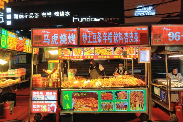 兰州正宁路小吃夜市，一条街，百种味，感受舌尖上的西北风情