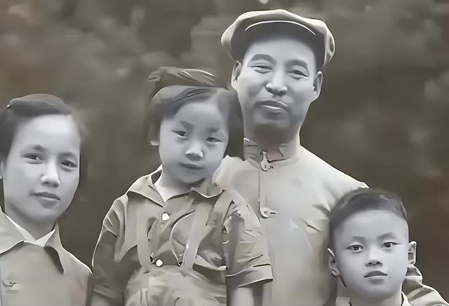 彭真的夫人有多美？这是1952年在北戴河的留影，她40岁，气质不凡