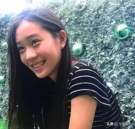 李连杰二女儿李苔蜜五官精致，清丽脱俗，长得漂亮也像李连杰
