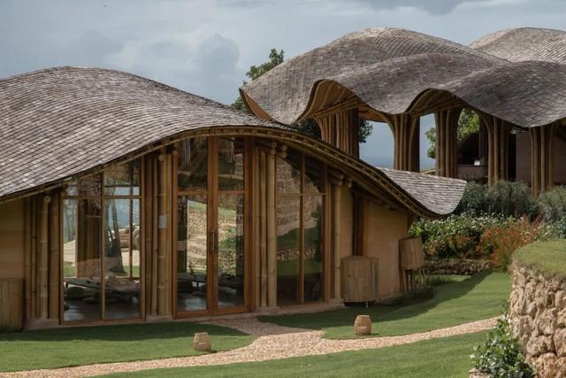 巴厘岛度假村上新！以魔鬼鱼为灵感的竹构建筑漂浮海天之间