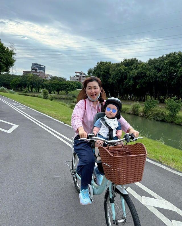 44岁任家萱胖到150斤！带2岁儿子为妹妹庆生，老公从不去家庭聚会