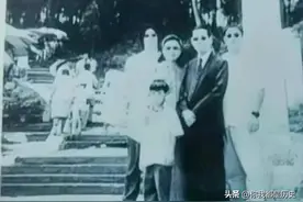 1996年，蒋孝勇回乡祭祖，全家在曾祖母墓道前的一张留影！图片