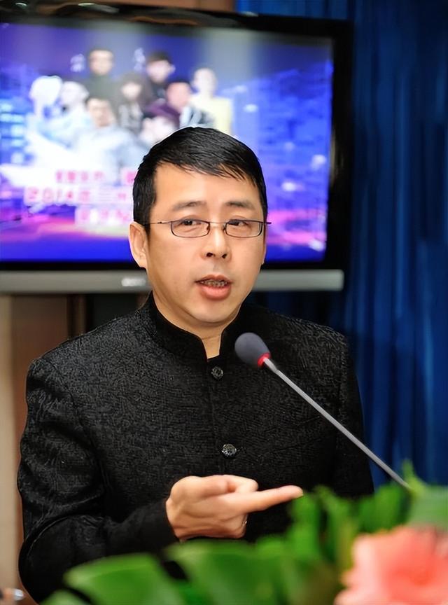 曾扬言要让中国向世界道歉的阿丘，被央视除名后，如今过得怎样