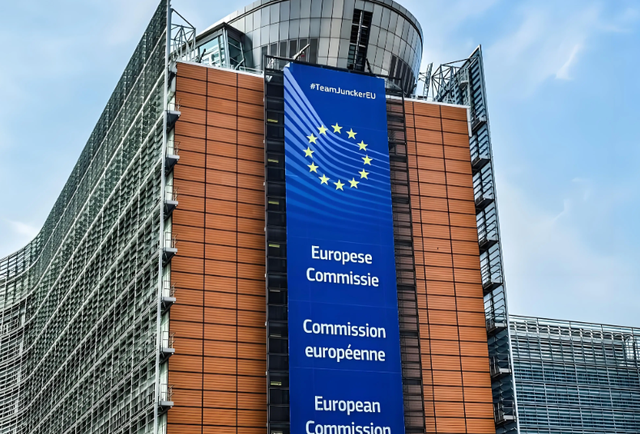 美俄还在PPT互喷，中国六代机已经试飞！欧盟背刺大戏有多精彩？