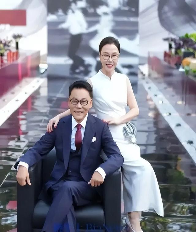 六旬企业家迎娶北大前女友，20年纠葛终画圆，零礼金婚礼成焦点