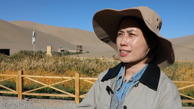 鸣沙山月牙泉景区：国庆首日迎游客 服务升级