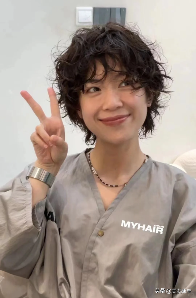 三种很流行的女生烫发发型， 慵懒蓬松很优雅，极具高级感