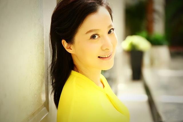 演员徐露：嫌丈夫丑不生孩子，丈夫给她245万，生下女儿后怎样了