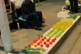 卖菜爷爷ins风卖菜摊位，画面温馨舒适，一人撑起一条街的门面！图片