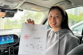 女子被控打伤邻居拇指经多轮审判获不起诉，此前已服刑一年图片