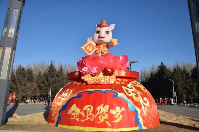 长春公园冬夜亮化：航空蓝映新春红，赋能冬日文旅