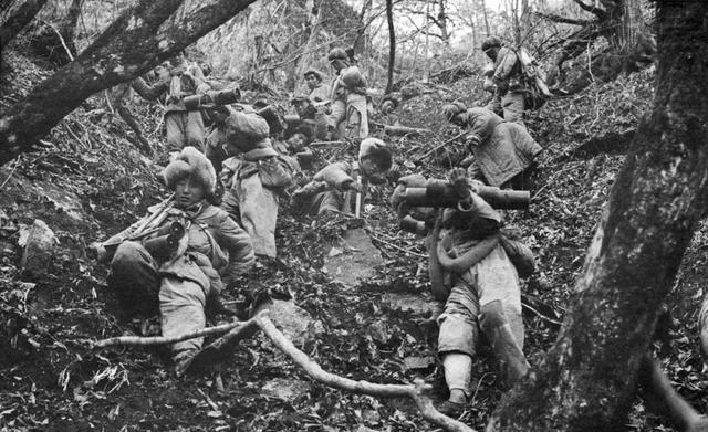 91团被3万美军包围，团长利用灯下黑战术，完好无损突围