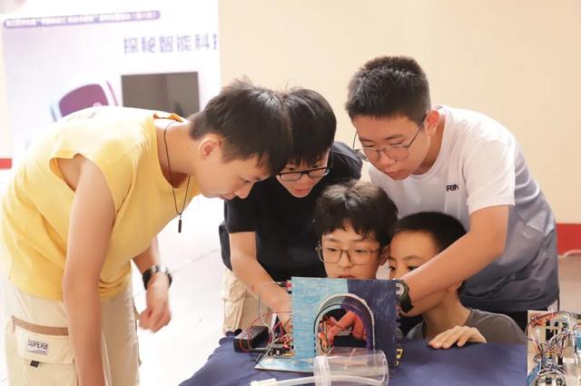 机器人科普：濠江青少年探秘智能世界——第四届“书香润濠江 阅读伴成长”系列主题活动第八场