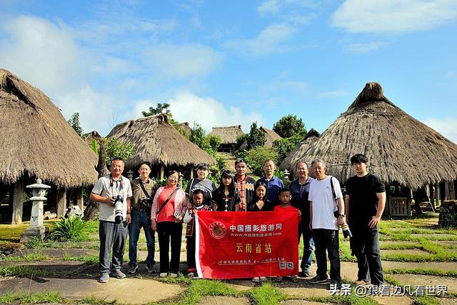 跟着边凡看世界：在澜沧左都佤族古寨与佤族小朋友在一起