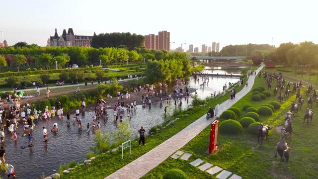 纵马逐风or亲水尝鲜？草原的夏日AB面，你pick哪个