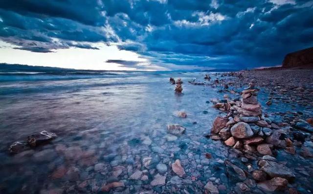 西藏天湖冬日变蓝宝石秘境，千里冰封宛如异星