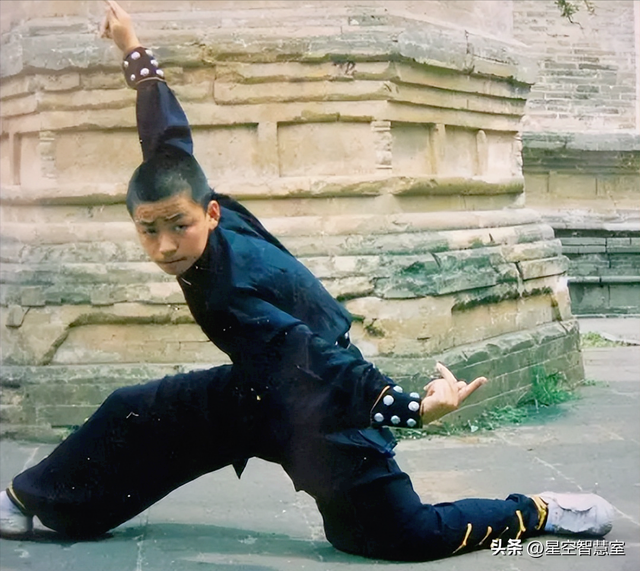 1985年少林寺，已经开始收门票，初显商业气息，美国游客拍下照片