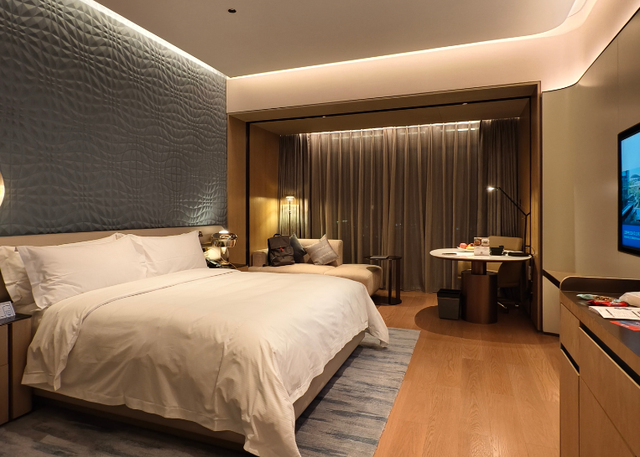 俄罗斯姑娘来中国旅游，回国发文称：中国的晚上太精彩了，别出门