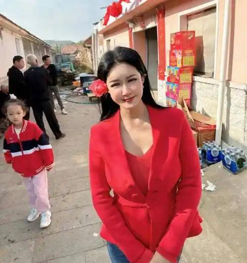 香港三级片女星下嫁农村，曾不雅照满天飞，如今42岁官宣怀孕