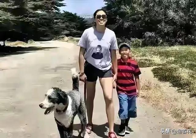 郎平女儿白浪在美国 和弟弟白帝同行 姐弟俩笑容灿烂 举止温柔很可爱