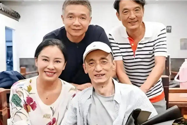 她是国家一级演员，多次给坐轮椅丈夫戴绿帽，如今儿子也是演员