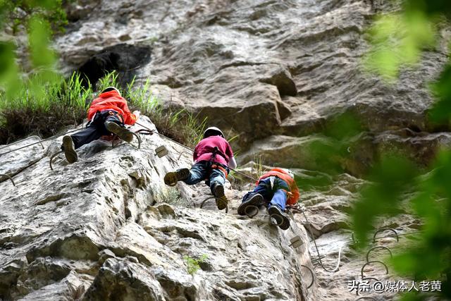 六盘水月照神雕峰吸引全国夏令营学生“清凉凌空漫步”打卡体验