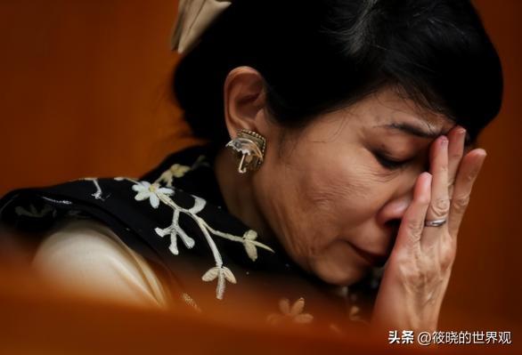 苍天饶过谁！拒唱国歌否认中国籍，俩儿子送美国的她，下场如何？