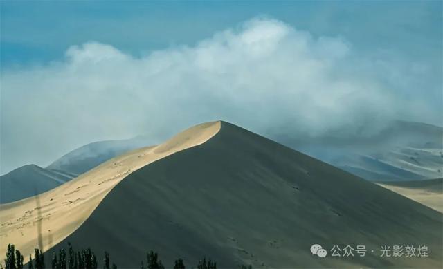【雨后，敦煌神奇的一幕出现了】云遮雾罩鸣沙山